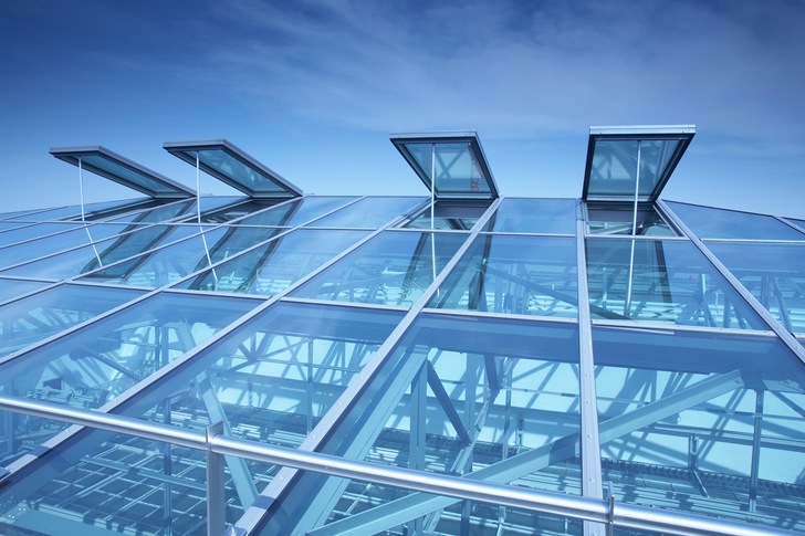 Bei der Sanierung verschiedener Dächer auf dem Verwaltungs¬gebäude der Musikhochschule München kam das Glasdach „PR60“ von Lamilux zum Einsatz. - © Lamilux
