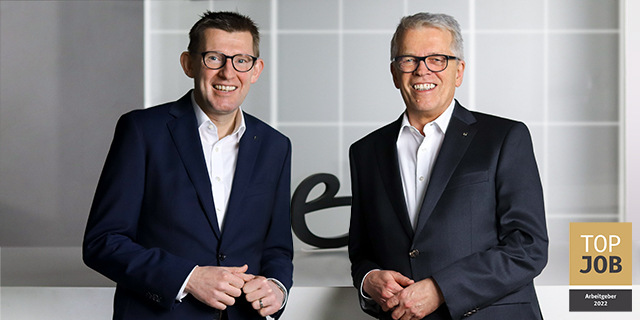 Geschäftsführer Thomas Herbold (l.) und Norbert Bolte, geschäftsführender Gesellschafter der licht & harmonie Glastüren GmbH, freuen sich über die Auszeichnung.