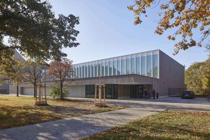 Am Spandauer Lily-Braun-Gymnasium ist die erste von neun Typensporthallen fertiggestellt. Im gleichen Bezirk entstehen insgesamt drei, weitere folgen in Mitte, Lichtenberg, Reinickendorf und Steglitz. - © Hans Jürgen Landes
