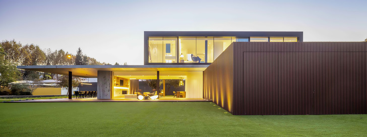 Licht, Intimität, Ausgewogenheit und die Kontemplation der Außenräume sind einige der markanten Merkmale von Casa RCR – einer Oase in einem Wohngebiet von Anadia in Zentralportugal.