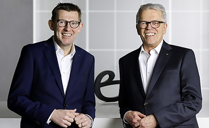 Geschäftsführer ­Thomas Herbold (l.) und ­Norbert ­Bolte, ­geschäftsführender Gesellschafter der licht & ­harmonie Glastüren GmbH, freuen sich über die Auszeichnung. - © Foto: licht & harmonie Glastüren GmbH
