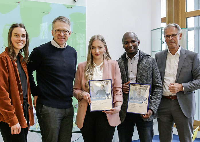 v.l.: Ausbildungsleiterin Isabell ­Hinrichs, Bernhard Feldmann (GF ­Region Nord), die Sieger Vanessa Laug und Ibrahima Conde, Hermann Schüller (r.) - © Foto: Semcoglas
