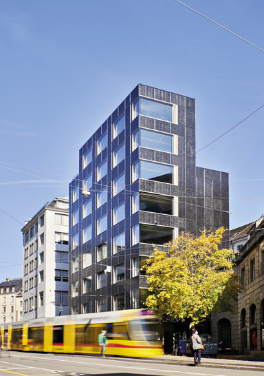 Das Amt für Umwelt und Energie in Basel besitzt eine vorbildliche Fassade, die sogar Strom erzeugt. - © Foto: Mediashots / Wicona
