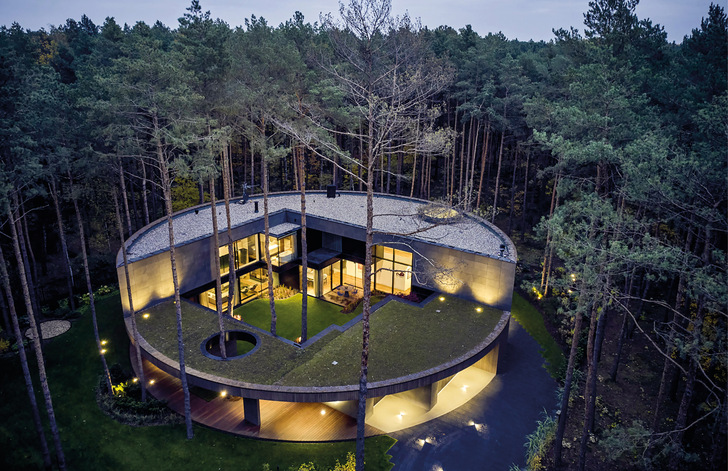 Wie ein Teil der ­umgebenden Natur wirkt das Circle Wood House im polnischen ­Kampinos-Nationalpark. - © Foto: Pawel Ulatowski / Aluprof
