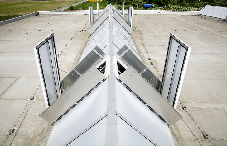 Tageslicht wird immer wichtiger, Lichtbänder und Lichtkuppeln sorgen hierbei für helle Räume.