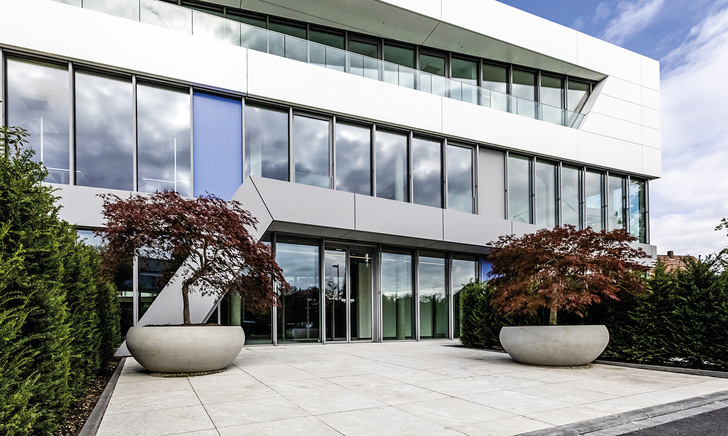Das heroal Forum am Firmensitz in Verl zeichnet durch eine offene Gebäudearchitektur aus. - © Foto: heroal

