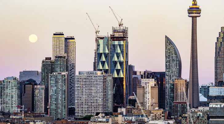 Atemberaubende Ansicht: Die Skyline des Stadtzentrums von Toronto am frühen Morgen und bei Vollmond.