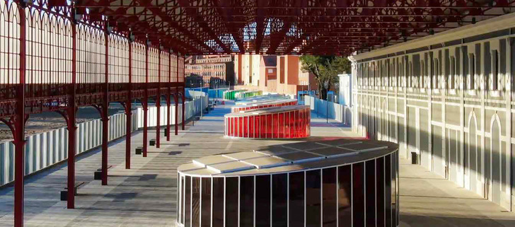 Für die Oberlichter des Bahnhofs in León laminierte Glasspezialist Tvitec speziell geformte Gläser, die wie große Laterne wirken.