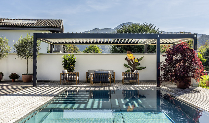 Die durchdachte Geometrie der Pfosten und der Quersparren lässt auf Wunsch an der Außenseite der Imago eine andere Farbe wie auf der Innenseite zu. Lamellen und Rahmenmodul können mit LED ausgestattet werden.