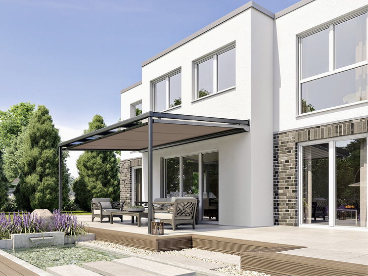 Der Sonnen- und Blendschutz der Auf- und Unter­glas­markise Soleya sorgt für ein optimales Wohlbefinden der Terrassen­nutzer.