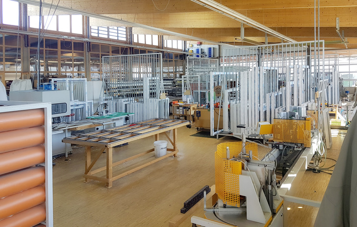 Auf 800 m² Produktionsfläche fertigt König Fenster und Haustüren aus Kunststoff.