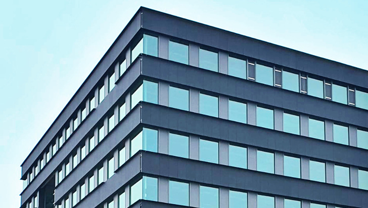 Bei den Envelon-Modulfassaden handelt es sich um rahmenlose, hochwertige Glaselemente, die in verschiedenen Farben verfügbar sind.