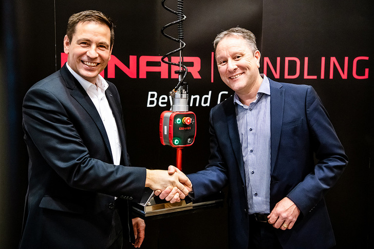 Schmalz Geschäftsführer Andreas Beutel (l.) und Binar Handling CEO Mattias Lindh.