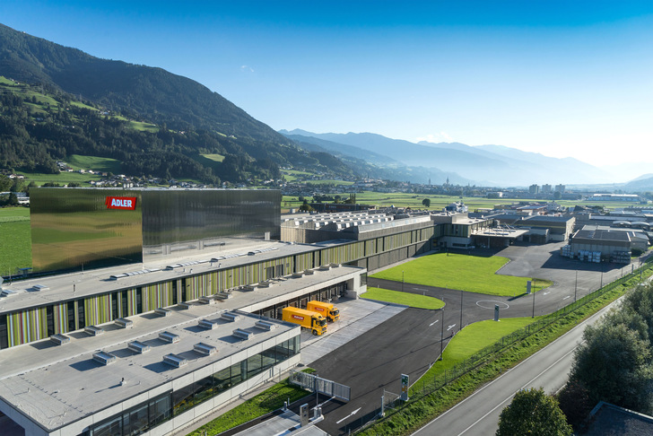Das Adler-Werk von Schwaz wird in den nächsten Jahren weiter wachsen – u.a. um eine neue Fabrik, die auf der Grünfläche rechts im Bild entstehen wird. - © Adler
