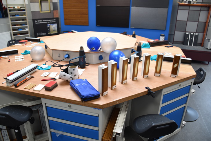 In eintägigen Workshops vermittelt der Renolit Folienservice das notwendige Rüstzeug für eine Folienreparatur.