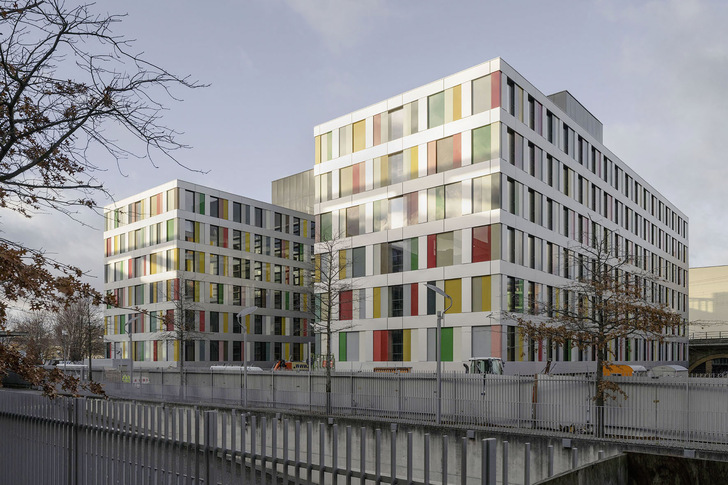 Der Neubau mit seiner bunten Glasfassade verfügt über einen H-förmigen Grundriss - © Glas Marte
