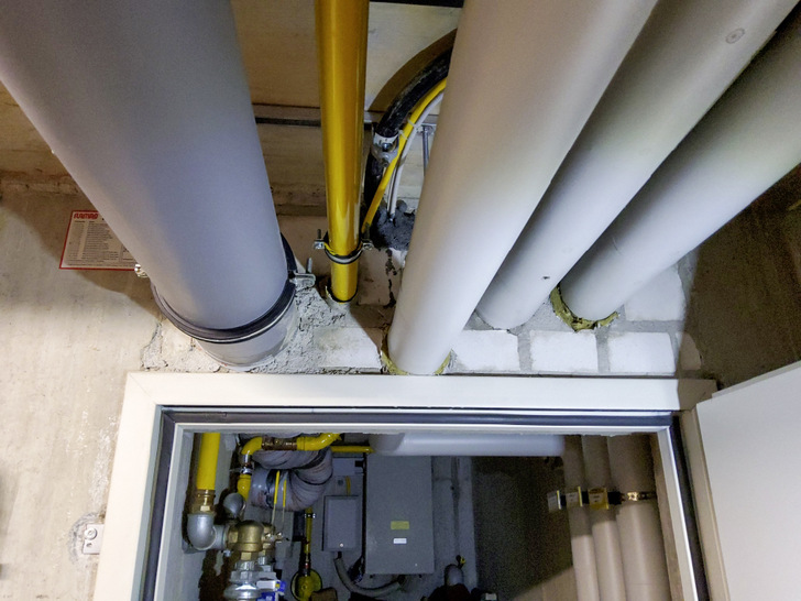 Leitungen und Durchbrüche in unmittelbarer Nähe von Türöffnungen sind sorgfältig zu planen.