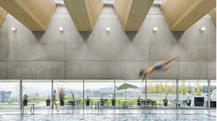 Das durch die Modular Skylights einfallende Tageslicht schafft ein angenehme Atmosphäre im Schwimmbad. - © Foto: GNWA/Marcel Rickli Fotografie
