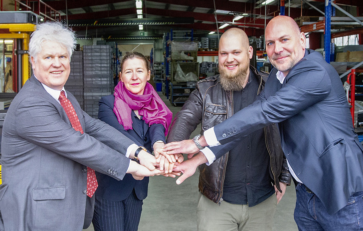 Besiegeln die künftige Zusammenarbeit (v. l.): Peter ­Reinecke (Vertriebsleiter KL megla), Nathalie Peters (Vertriebsleiterin CRL), Rafael D. Reinecke (Geschäftsführer KL megla) und Dominik Hinzen (Geschäftsführer CRL).