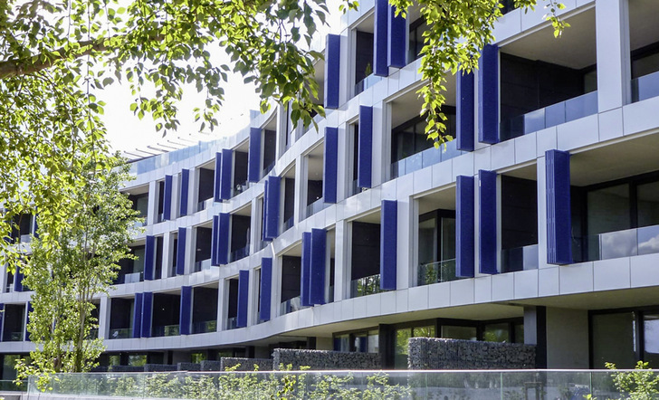 Für die Fassadengestaltung der markanten Stahlkonstruktion mit Blechfassade, ­kamen 368 Faltschiebeläden EFSL vom Typ Nice zum Einsatz. - © Foto: Ehret
