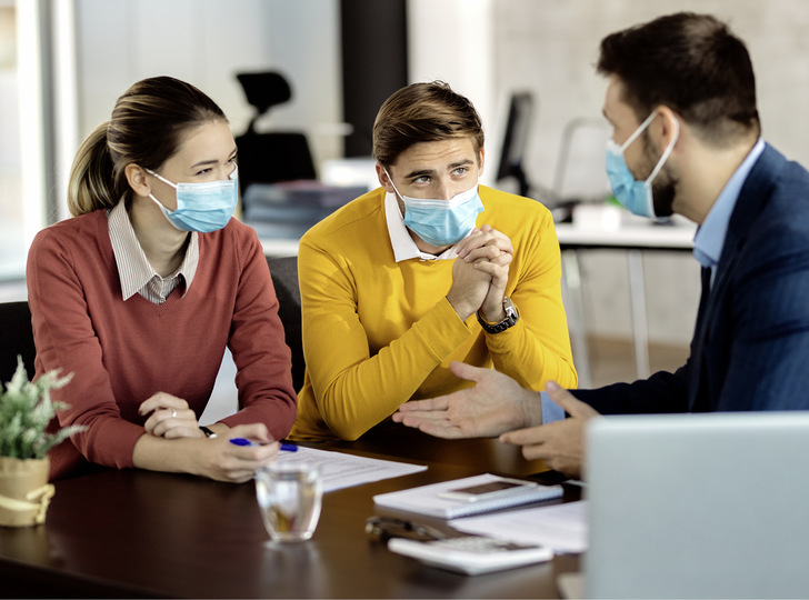 Beim Tragen von Masken konzentrieren wir uns in Gesprächen stärker auf die Augen. Ein Vorteil, weil dadurch Emotionen besser erkannt werden können. - © Foto: Shutterstock
