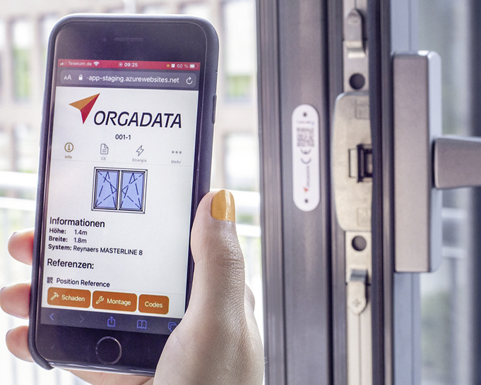 Alle Fertigungs­daten können ­direkt an einem Fenster angebracht werden, abrufbar über einen QR-Code und ein Passwort. - © Foto: Orgadata AG
