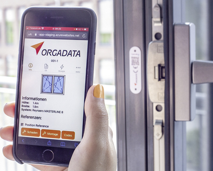 Alle Fertigungs­daten können ­direkt an einem Fenster angebracht werden, abrufbar über einen QR-Code und ein Passwort.