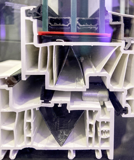 Mit dem neuen Artevo-Profil lassen sich ­größere Flügel auch ohne ­Armierungen einfach realisieren. Der Einsatz, ­der zum Patent angemeldeten LowE-Folie, sorgt für ­eine einzigartig nachhaltige Lösung für passiv­haus-zertifizierte ­Elemente.