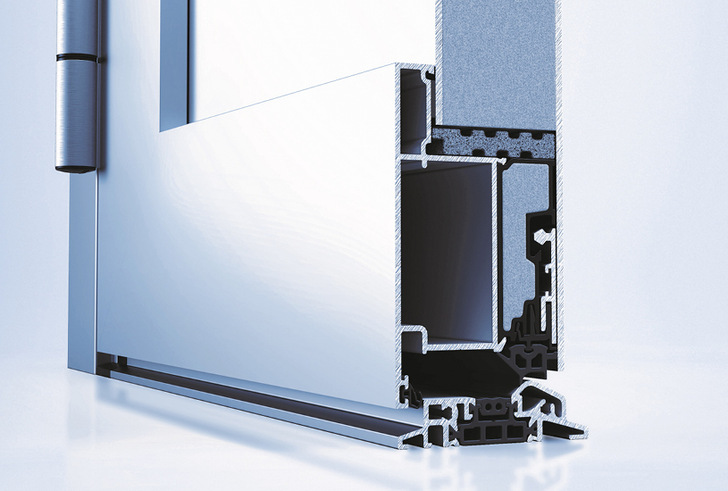 Das neue Flügelprofil heroal D 72 PF EM folgt der bewährten ­Systemlogik des Türsystems heroal D 72 und zeichnet sich durch eine einfache und effiziente Verarbeitung aus.