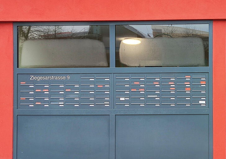 Versco bietet Briefkastenanlagen so an, dass sie exakt zu dem Objekt passen. Dabei kann zwischen einzelnen Briefkästen, Komplettlösungen und verschiedenen Optionen hinsichtlich Sicherheit, Design und Komfort gewählt werden.