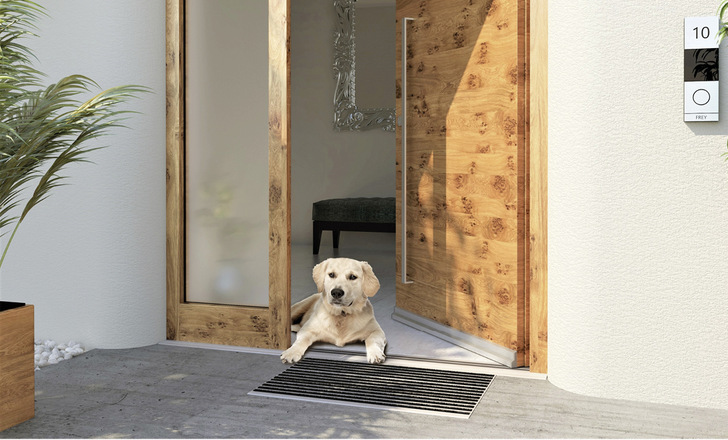 Sobald barrierefreie Haustüren nach DIN 18040-1 und -2 gefordert sind, müssen diese laut Nullschwellen-Stellungnahme aus dem Jahr 2013 konsequent mit Nullschwellen ausgestattet werden. Dabei entsteht neben einer zielgruppenübergreifenden Nutzbarkeit eine ergonomische und gestalterische Verbesserung für alle.