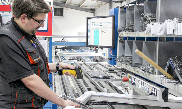 Mit der Software Klaes e-prod stehen am Beschlagtisch alle Informationen papierlos zur ­Verfügung damit die Bearbeitungszeit minimiert und Fehler vermieden werden. Hier ein ­Beispielfoto aus ­einem anderen Betrieb.