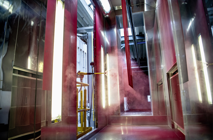 Die manuelle Beschichtungskabine übernimmt bei kurzen Farbwechselzeiten die Einzelbeschichtung von Deckschichten aus den über 1000 vorrätigen Pulverfarben.