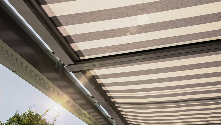 Die patentierte secudrive-Technologie der W20 mit seitlicher Führung über die komplette Stofflänge verhindert Lichtspalte zwischen Tuch und Führungsschiene.