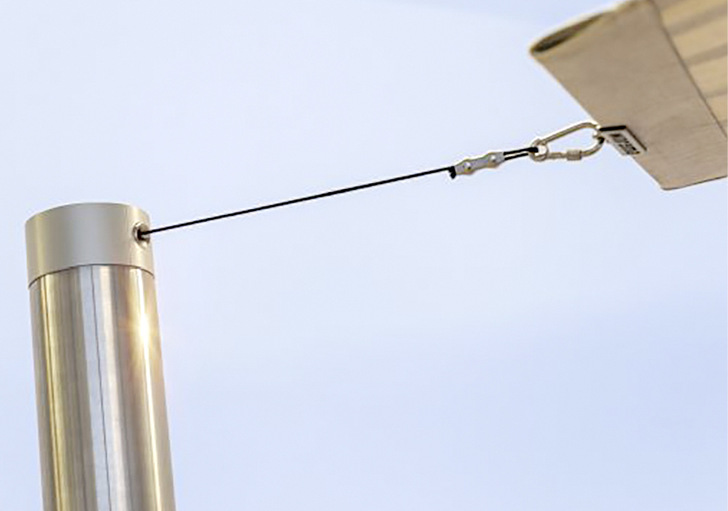 In den Auszugpfosten aus Edelstahl ­befindet sich eine neuartige Feder­mechanik mit Flaschenzug. 