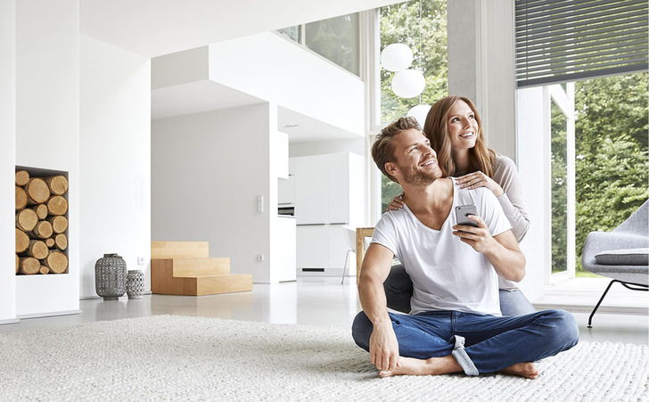 Smarte Lösungen schaffen mit Sonnenschutz ein angenehmes Klima im Haus. - © Foto: Elektro+/Busch-Jaeger
