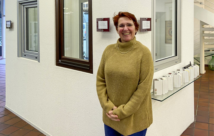 Geschäftsführerin Anne Bong in ihrer Fenster-Ausstellung am Standort Köln-Chorweiler - © Foto: Matthias Rehberger
