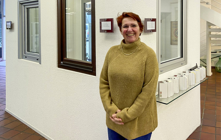 Geschäftsführerin Anne Bong in ihrer Fenster-Ausstellung am Standort Köln-Chorweiler