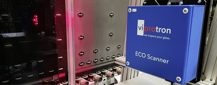 Im Glaszentrum Weber und Wagener: Das Scanner-System nutzt einen Reflexionsstreifen, der auf der Rückwand des Transportbands der ISO-Linie fixiert ist. - © Foto: Viprotron

