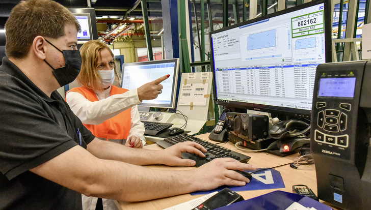 A+W Production Terminal mit Etikettendrucker an der Systron CNC-Bearbeitungsanlage