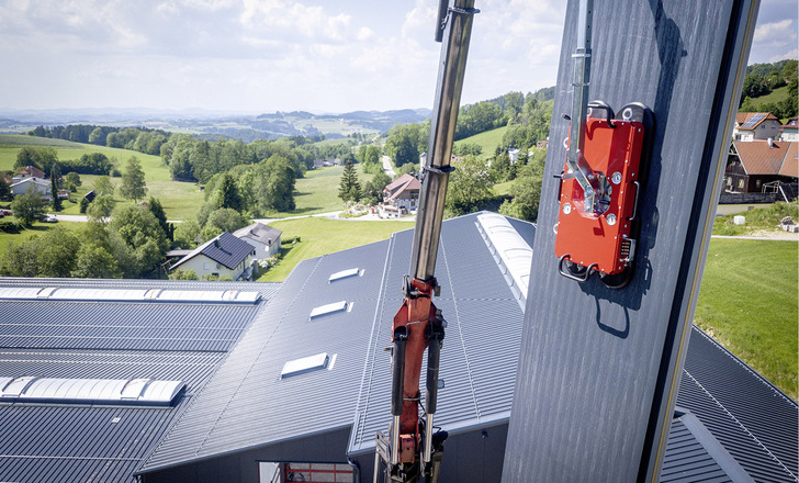 Universalsauger CSL Type Z mit Sandwichtraverse von Barbaric. Der Heber bietet für verschiedenste Oberflächen bei der Montage hohe Sicherheit und ­Flexibilität. 