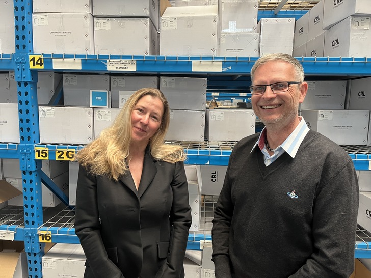 Nathalie Peters, Leiterin Vertrieb, begrüßt Sven Mer, den neuen Gebietsverkaufsleiter Nord-Ost bei C.R. Laurence of Europe.