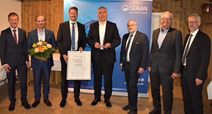 Gealan erhält den Lieferanten-Oscar der Fenster- Leistungsgemeinschaft GmbH. v. l.: Josef Huber, Florian Kneer, Stefan Brömse, Ivica Maurović (CEO Gealan), Thomas Hildenbrandt (FLG-Geschäftsführer), Jan M. Krebbers und Reiner Stöckel. - © Daniel Mund / GLASWELT
