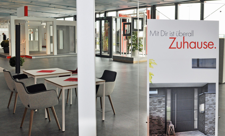 Man hat an dem Marktplatz-Konzept festgehalten. Die Ausstellung soll auch ein zentraler Treffpunkt sowohl für Kunden als auch für Mitarbeiter sein.