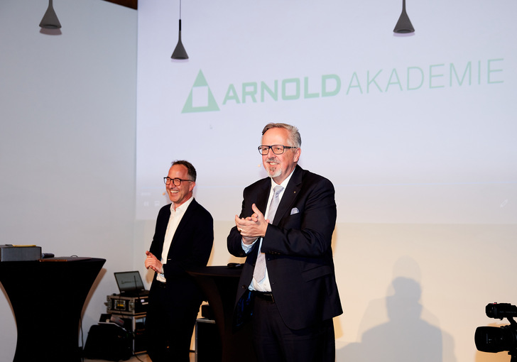 Hans-Joachim Arnold und sein Freund, der SWR-Moderator Jürgen Hörig (l.), führten die Gäste durch die Veranstaltung. - © Arnold Glas
