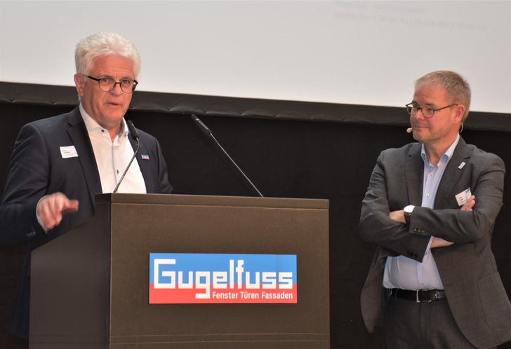 Anton Gugelfuss (l.) und VFF-GF Frank Lange auf der Bühne. - © Daniel Mund / GLASWELT
