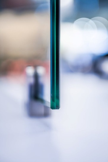 Das Vakuum-Isolierglas Fineo ist filigran (Dicke ab 6 mm) und lässt rund 20 Prozent mehr Tageslicht ins Gebäude. Es, erzielt höhere solare Energiegewinne, ist farbneutraler in der Durchsicht und verbessert den Schallschutz im Schnitt um 3 Dezibel. - © Fineo
