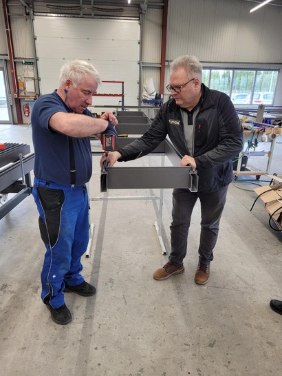 Bei der Wisual Metallbau GmbH weist Produkttrainer Harald Ickert (r.) den Wisual-Mitarbeiter Lutz Hohmann in der Werkstadt in die praktische Verarbeitung.