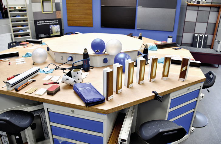 In eintägigen Workshops vermittelt der Renolit Folienservice das notwendige Rüstzeug für eine Folienreparatur.