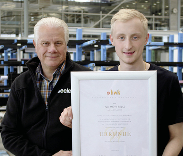 Andreas Hurler, Ausbilder für gewerbliche ­Auszubildende bei seele, ist stolz auf seinen Jungen Kollegen: Tim Blank wurde als bester Absolvent im ­Beruf Metallbauer Konstruktionstechnik in Schwaben ausgezeichnet.